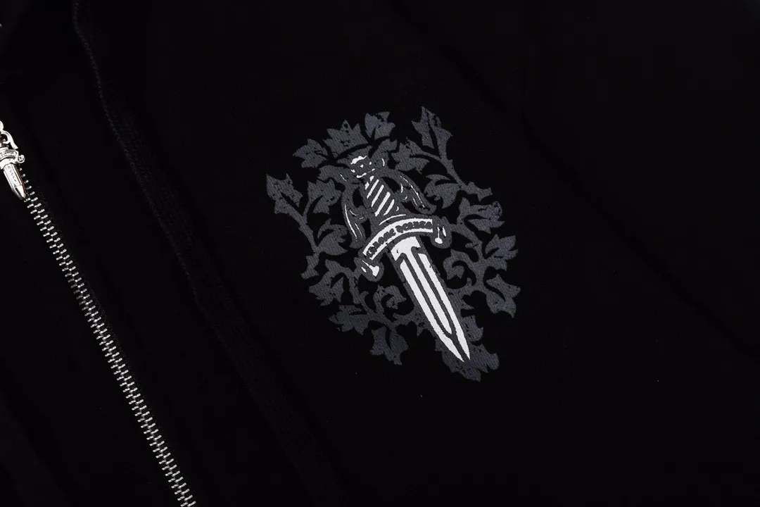 Q25—P230 -Chrome Hearts/Chrome Hearts printed zipper sweatshirt cardigan jacket -420 grams of high-density, high-quality wool, soft, delicate and skin-friendly, soft and silky to the touch, warm and skin-friendly -The hardware zipper accessories are all customized and full of details -Colour: black -Size: S M L XL